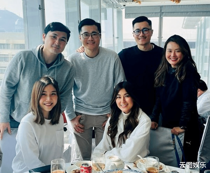 邓梓峰|黄霑女儿参加家族聚会，紧搂表姐夫李家鼎，邓梓峰3名子女罕露面