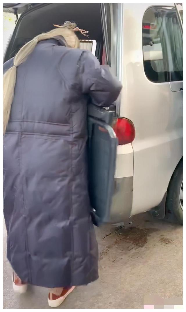 五大老戏骨出行自己推行李，拍戏不带助理以身作则给娱乐圈做表率