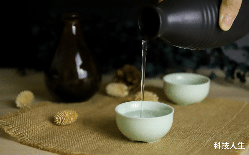 揭开白酒界的“遮羞布”:与名酒“攀亲戚”就成高档货,别被骗了