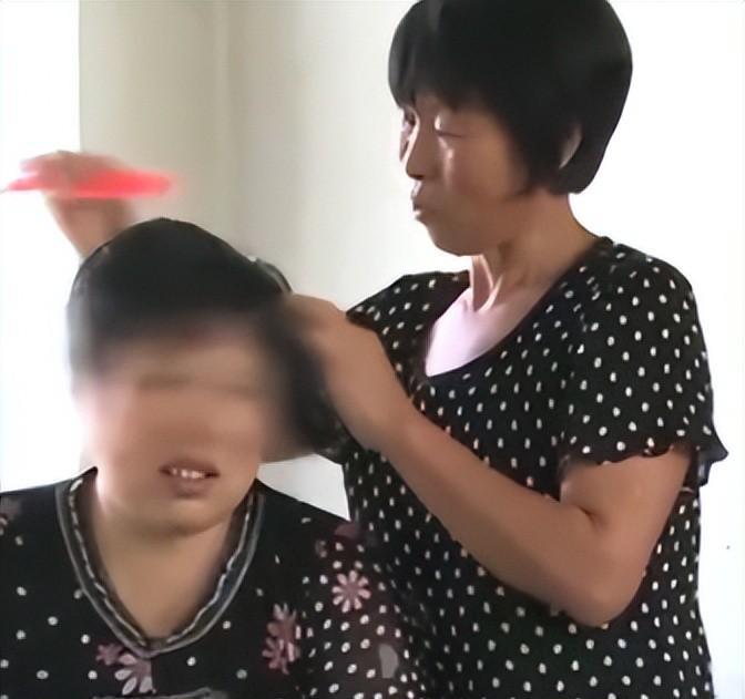 64岁东北女子被同村男子逼婚，丈夫却被活活气死，家里人都受伤