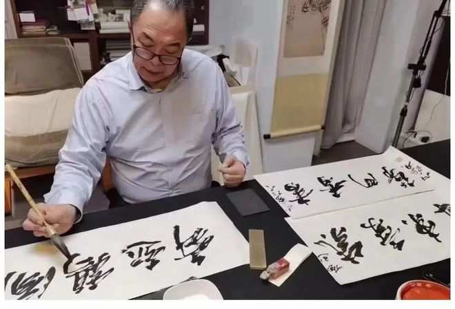 张铁林|张铁林自曝：不出去拍戏靠写书法为生，一副作品平均卖100万左右