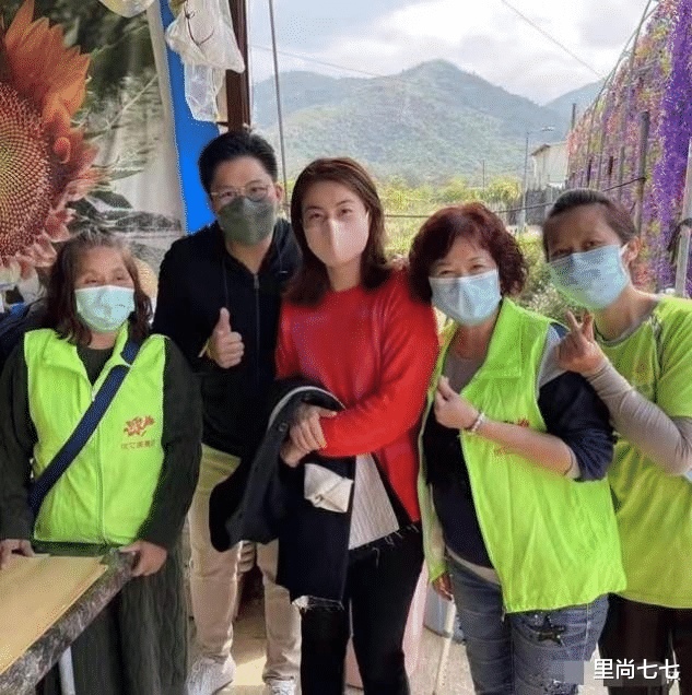 暴饮暴食 郭晶晶一家五口大扫除,暴露院子大得像公园,她扎韩系发型太少女