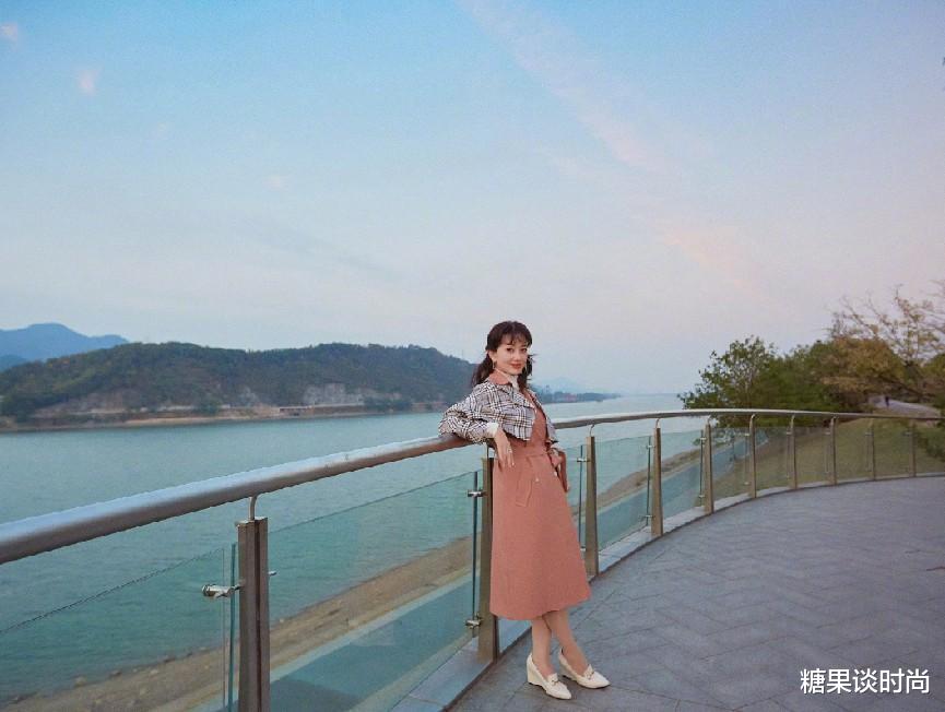 赵雅芝|165cm赵雅芝，西湖漫步，身穿“格子外套+砖红色裙子”，风景如斯也