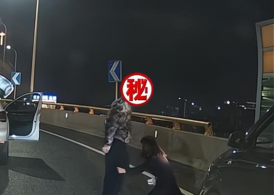 云南男子从行驶的宝马上跌落,女司机下车跪地祈求:不要再闹了!
