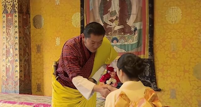 02年真子佳子的泰国行,接花礼仪到位,向诗丽吉行屈膝礼规范可爱