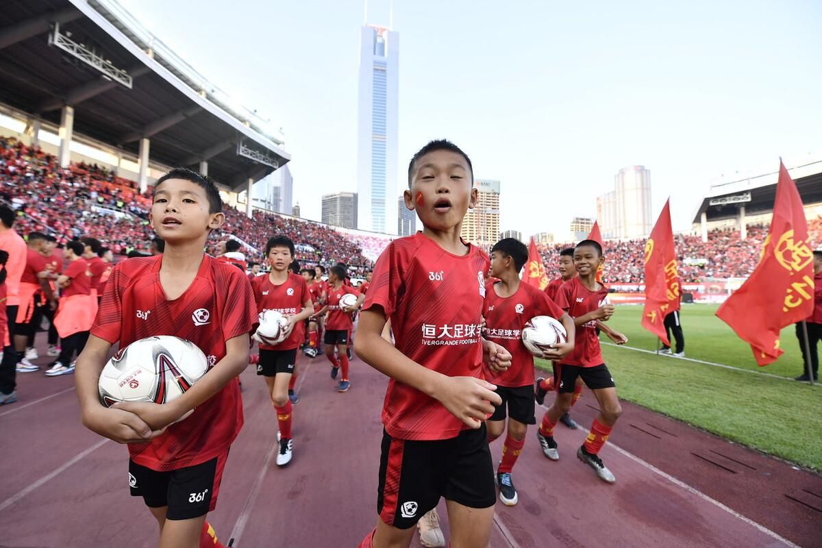 克里斯·保罗|中超4消息！海港将签艾克森，三镇谈妥刘殿座，广州队去足校挑人