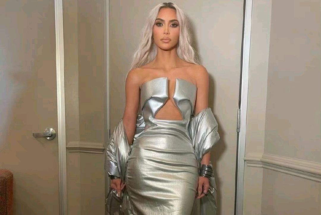 金·卡戴珊|好飒！金卡戴珊披白发外出，女大佬既视感，给4孩子花高价安保费