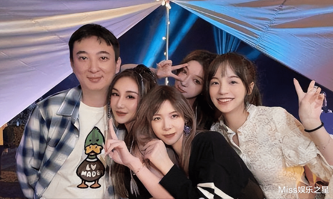 王思聪|王思聪现身酒吧门口,两名女子当众争抢位置,网友称现场堪比选妃