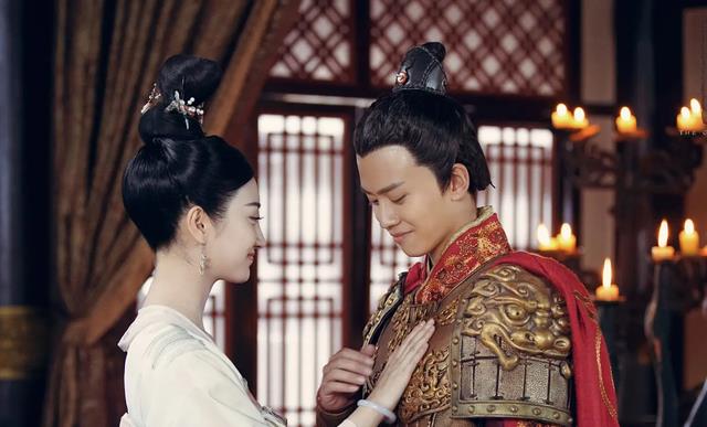 窦骁|3个男演员穿女装，任嘉伦“滑稽”，李易峰“辣眼”，窦骁最惊艳