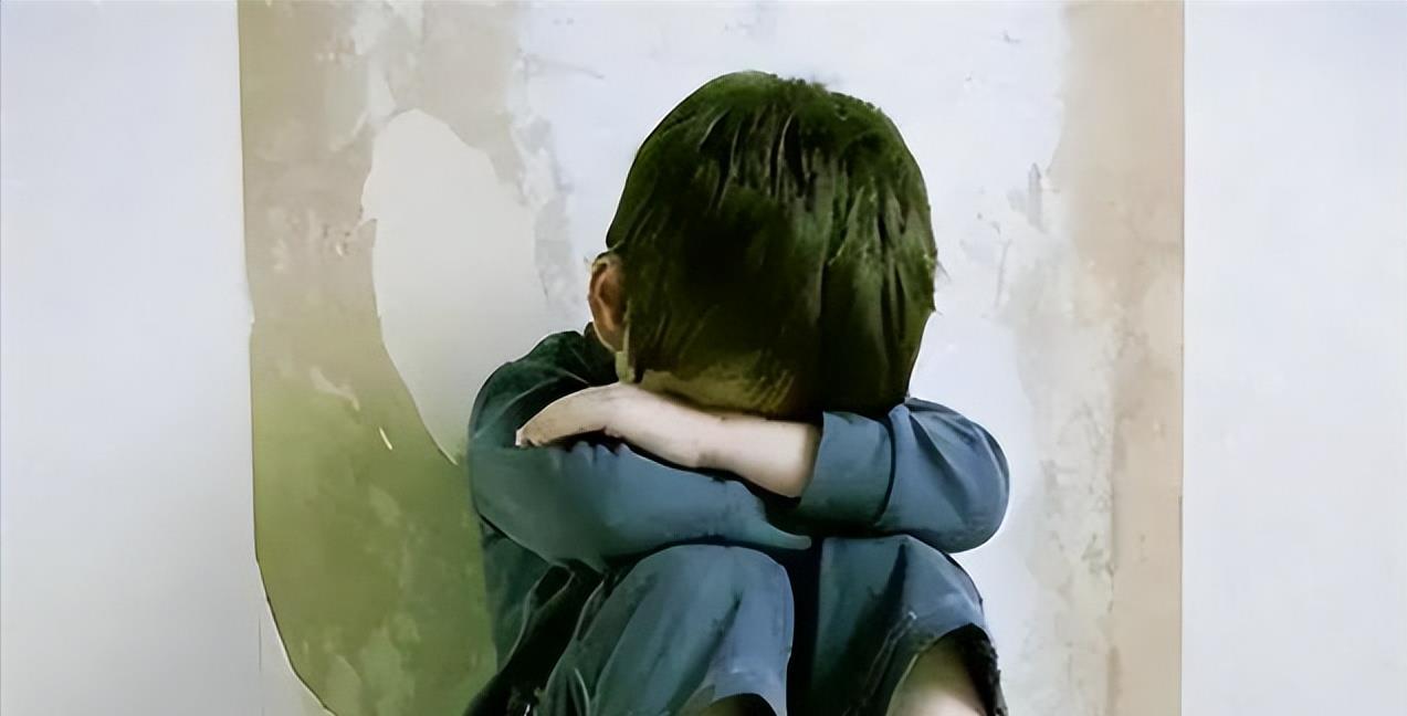 案例: 男子送儿子看病, 途中发现停止呼吸, 将其扔草丛后称: 救不活了