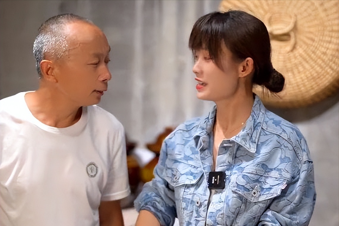 人物设定|坐拥900万粉丝的网红严素，行为不检点，穿JK裙挖菜只是冰山一角