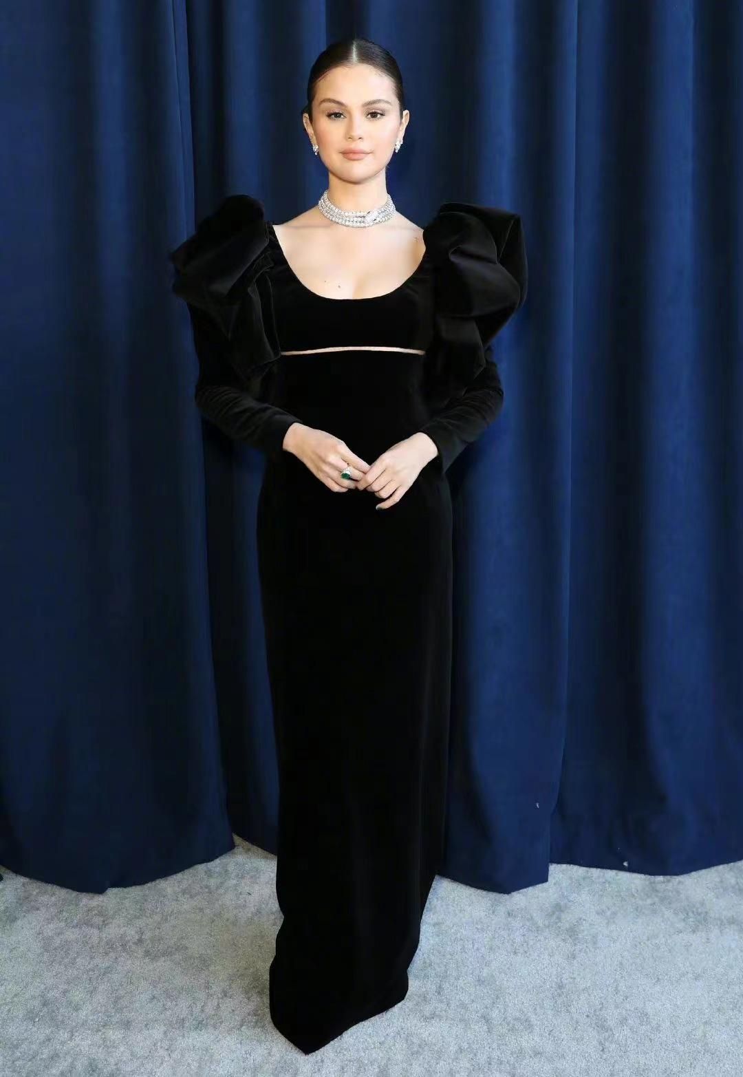 小姐姐 Selena瘦身成功,鱿鱼游戏剧组惊艳亮相,却也被大魔王夺去风头