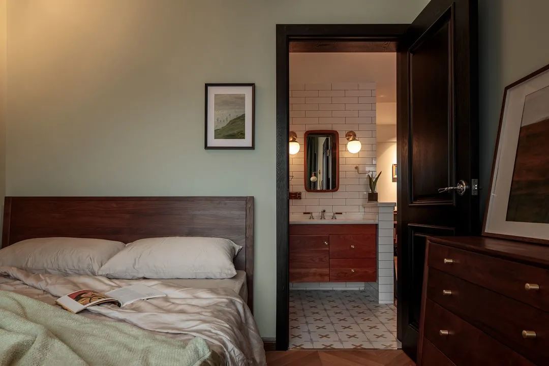 越来越多人不要电视，学她家这么装，91㎡混搭复古，超有品味！