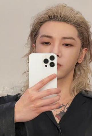 权志龙|权志龙晒近照，身材纤瘦锁骨突出！