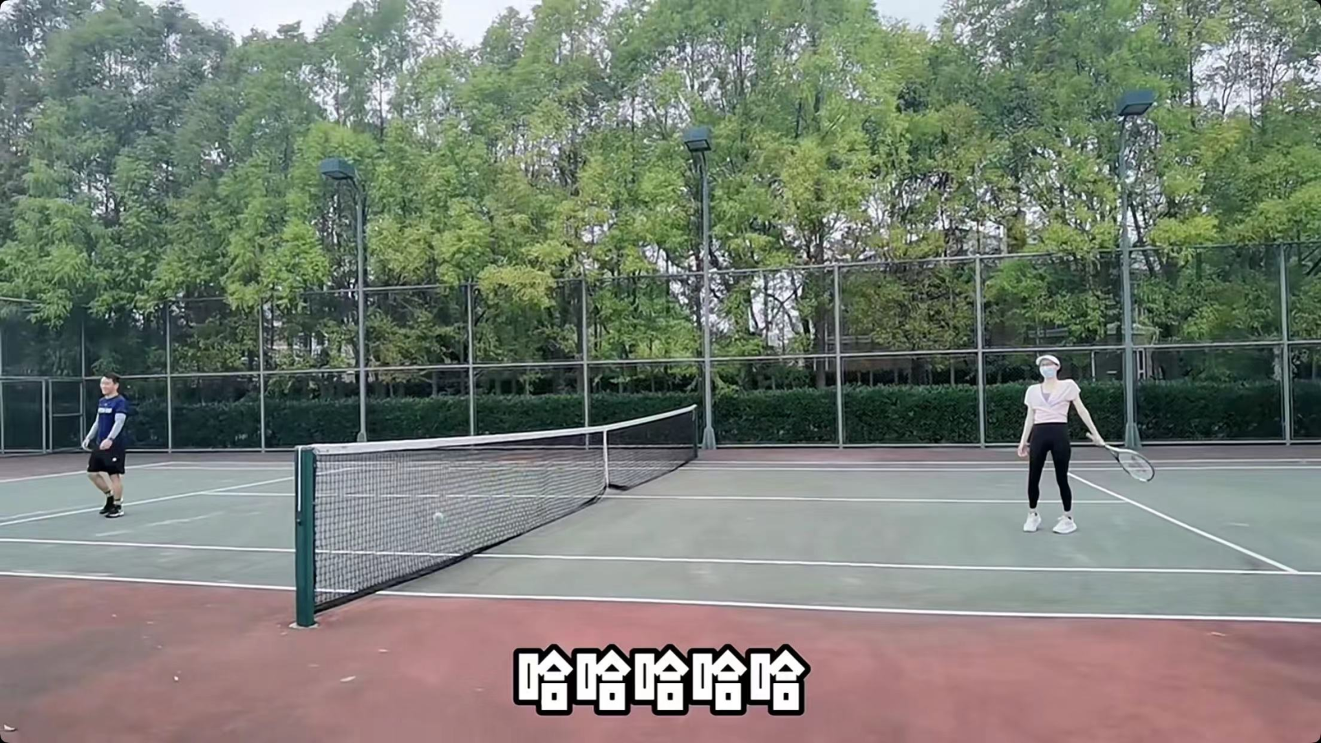 苗苗|苗苗产后3月带娃游泳!穿泳装肌肤雪白秀蝼蚁腰,1岁女儿似郑恺