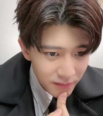 任嘉伦|任嘉伦直播第一站：白衬衣黑领带太帅，直播间人气好高！