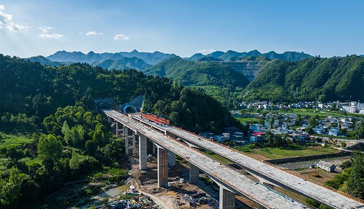 游江河|深山一条路串起四个村，家家改造房舍建康养小镇，很多人跑来避暑
