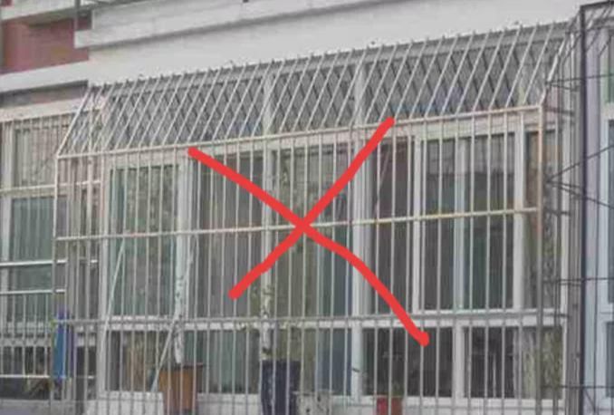 阳台千万别装这样的防盗窗了，看完邻居家装的，真是后悔装早了！