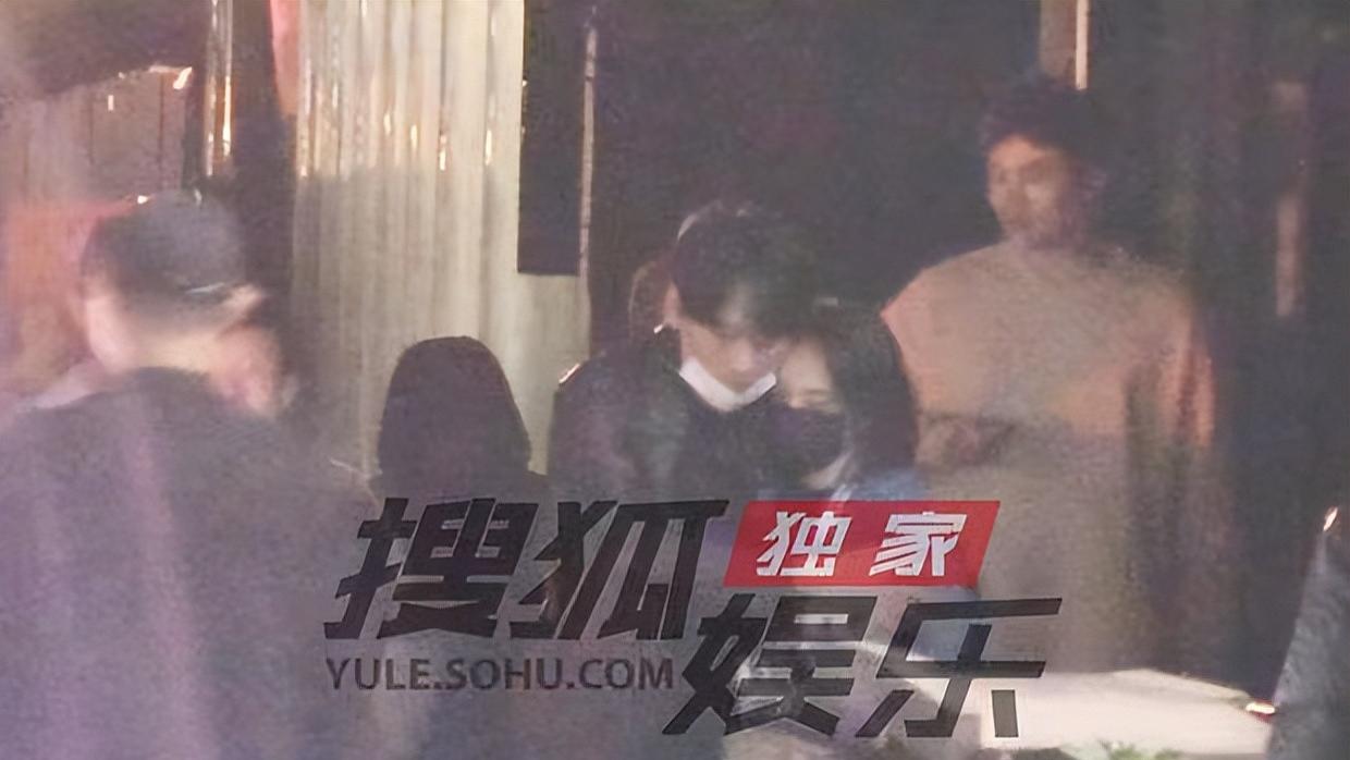 酒吧|33岁当红女星疑有新恋情，与男子深夜酒吧约会，两人牵手关系亲密