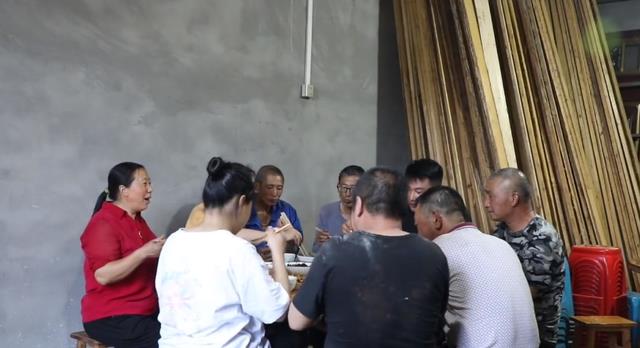 幺妈搬新家引争议,同村人称是为了把老祖婆接过来,蹭一波热度