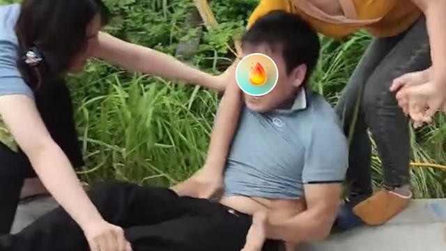 弟弟害羞不愿去相亲，三个姐姐把他绊倒在地，不让他逃跑