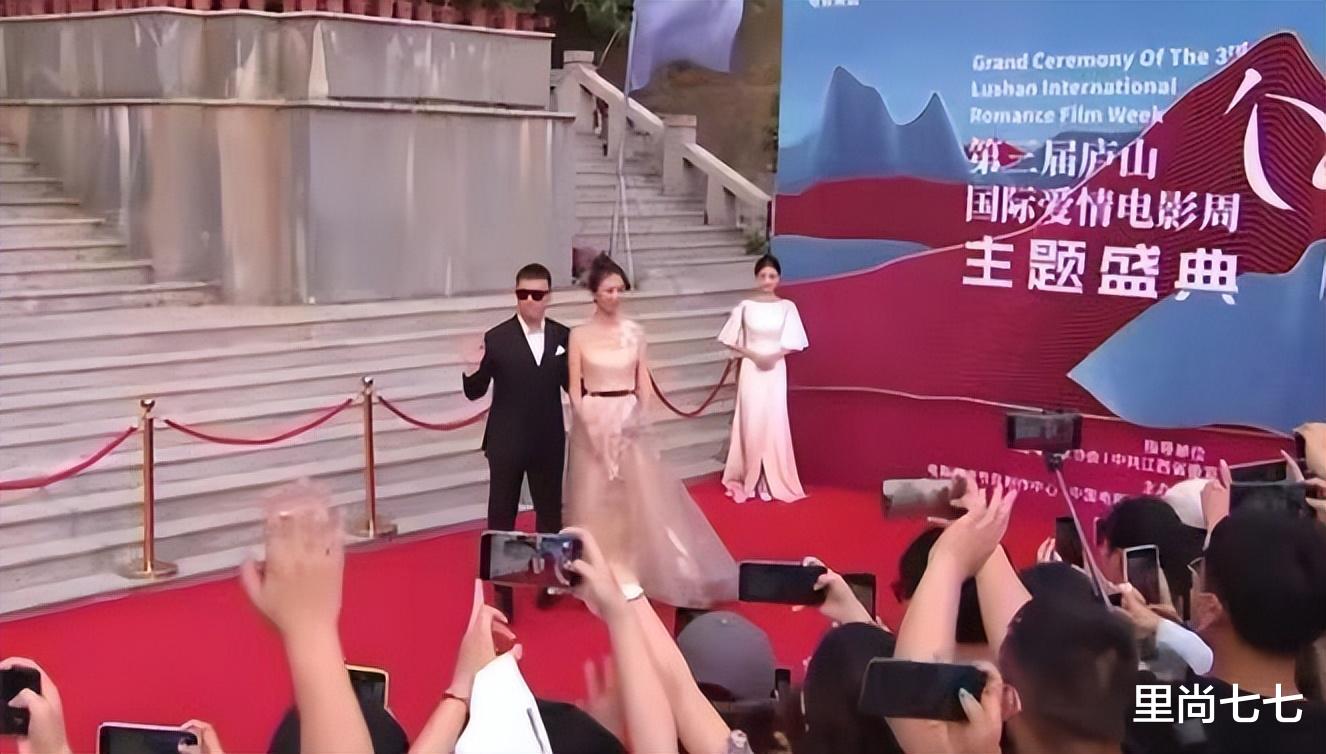 明星素颜|孙红雷老婆不漂亮但有辨识度，素颜穿长裙走红毯，比老公高了半头