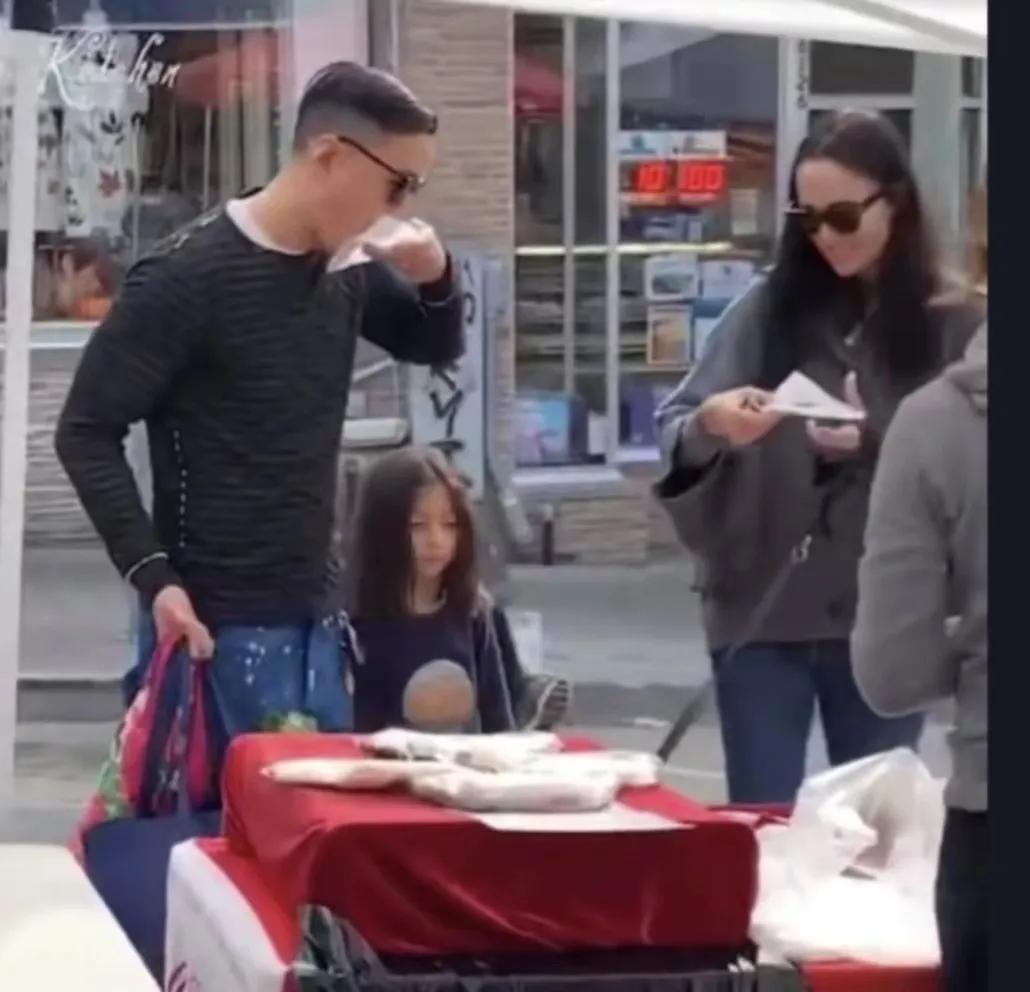 吴彦祖|吴彦祖一家三口参加花车巡游，8岁女儿漂亮似洋娃娃，和妈妈很像