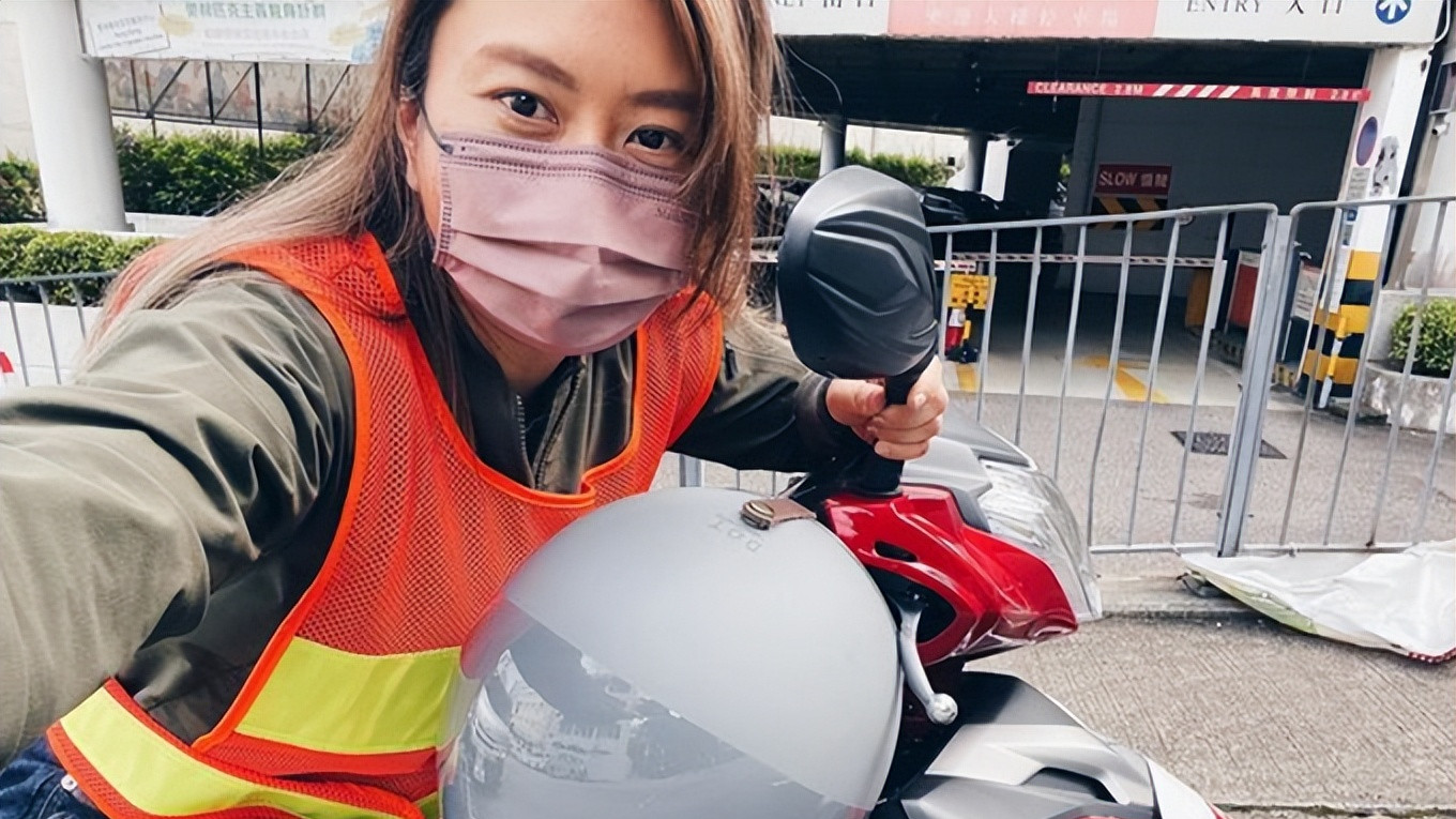 黄霑|黄霑女儿现身考摩托驾照，46岁打扮朴素，未继承父亲遗产自力更生