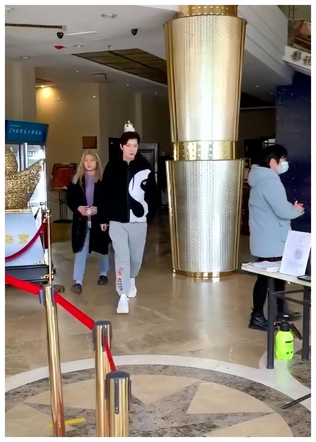 五大老戏骨出行自己推行李，拍戏不带助理以身作则给娱乐圈做表率