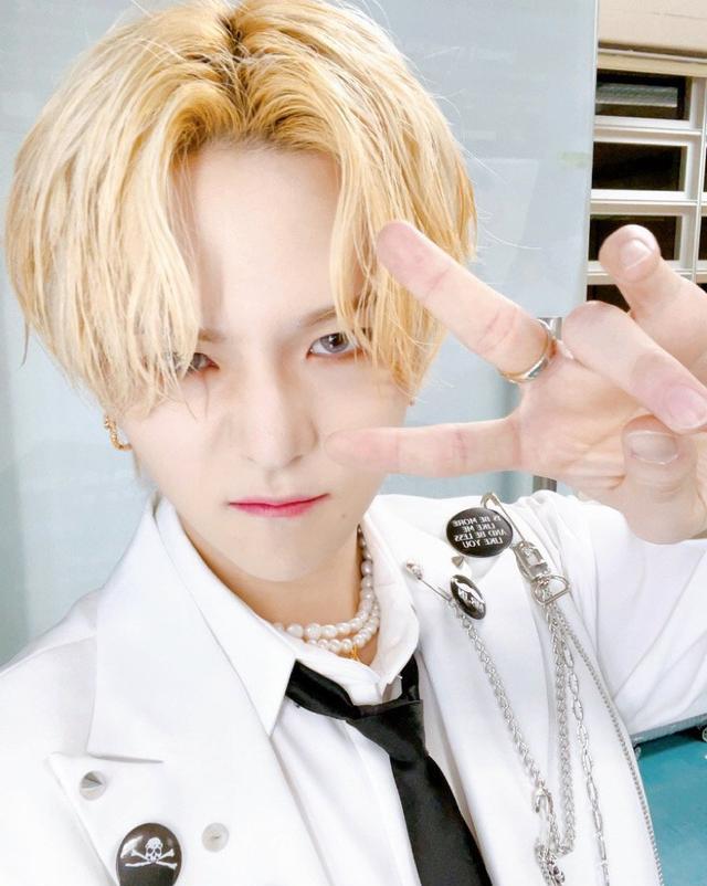 treasure|YG男团TREASURE的签售会，用金属探测器搜身，女粉因内衣无法过关