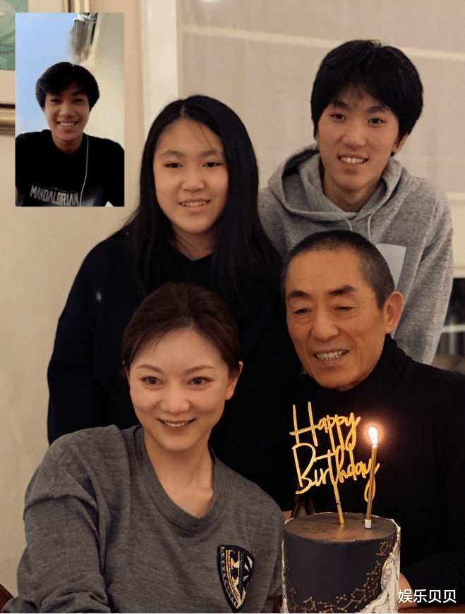 张艺谋|张艺谋71岁庆生照曝光，高领打底衫巧遮颈纹，拿筷子姿势引热议