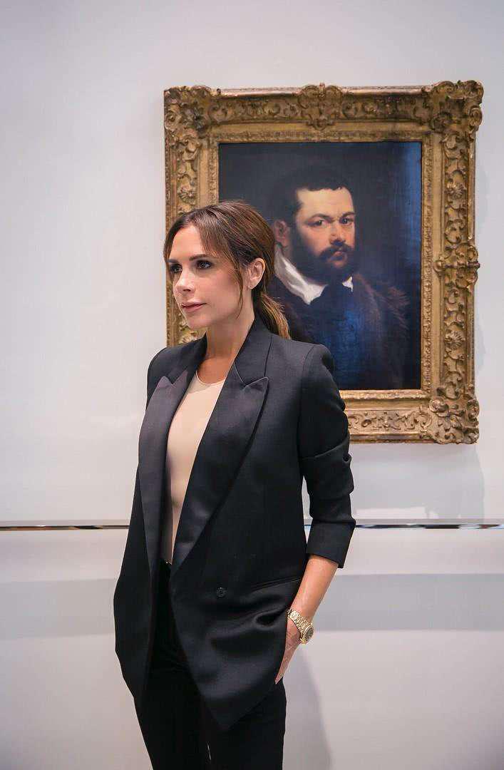 维多利亚|贝克汉姆偷看48岁美妻试衣凹造型，恰好被发现：他痴迷我的身材！