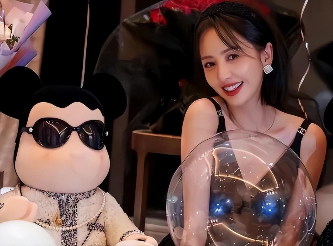 吴倩|离婚后越活越美4位女星！容光焕发，美出了新高度，鞋不合脚得扔