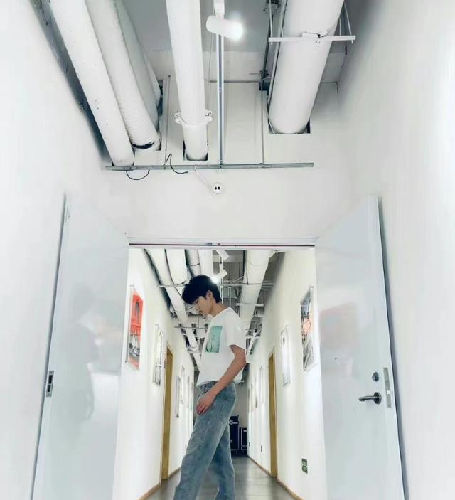 宋亚轩|宋亚轩和门框合照,快和门框一样高啦