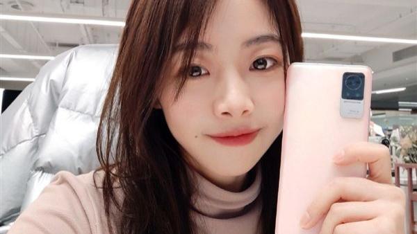 小米科技|最美小米手机新款曝光：超窄边单孔曲面屏+骁龙7系芯