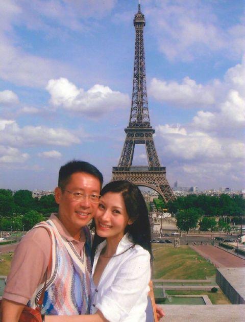 李嘉欣|李嘉欣和姐姐参加闺蜜生日会,穿粉色上衣状态好,颜值碾压众人