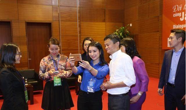 马云|2017年，与马云对话的越南大学校花，走红后没毕业就加入电商创业