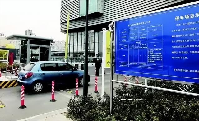 豪车女司机拖拽收费员致死,连累父亲被判刑,怎么回事?