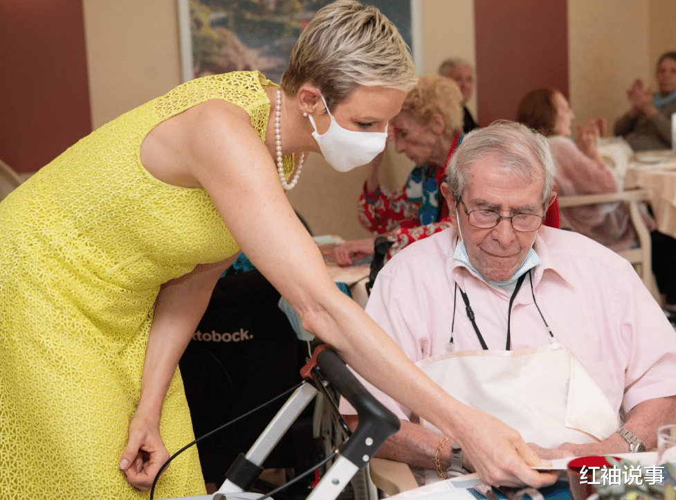 张天爱|44岁夏琳王妃长残了，砍袖礼服暴露身材短板，胳臂皮肤似老树皮