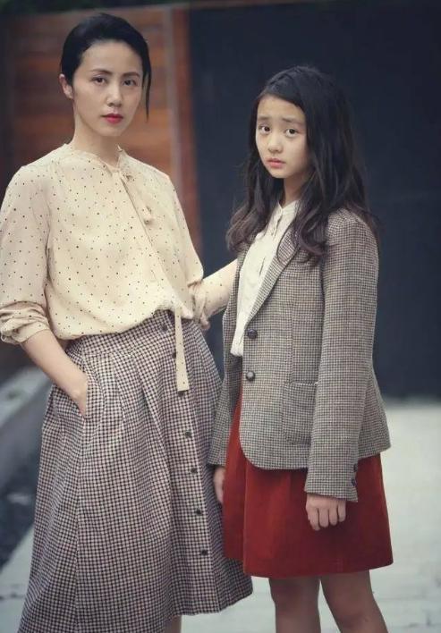 筱原凉子|黄磊16岁女儿打扮成熟演话剧，却遭网友吐槽，网友：好孩子