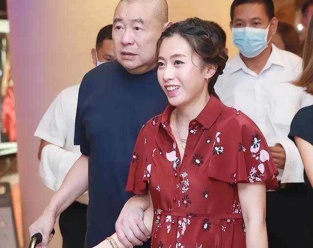 甘比|“卑微阔太”甘比:凭“一颗痣”狂揽400亿,究竟有何过人之处