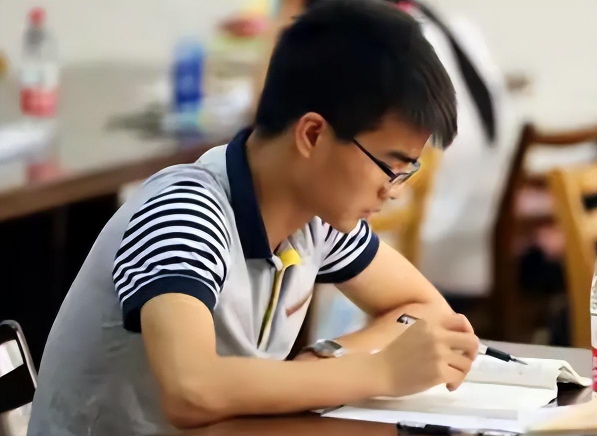 中小学生迎来消息，2024春季开学后或实行5+2新模式，老师有点愁