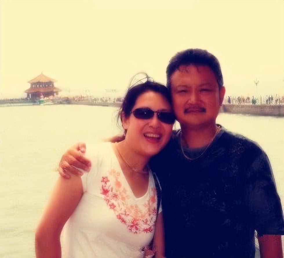 欧阳奋强|演员欧阳奋强：23岁爆红，娶初恋却悲痛丧子，风光背后有眼泪