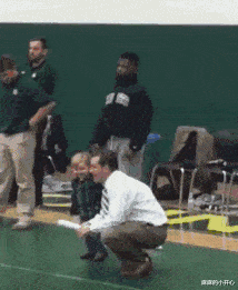 “机场的插座怎么都这样呀?”充电的人多了就会这样!