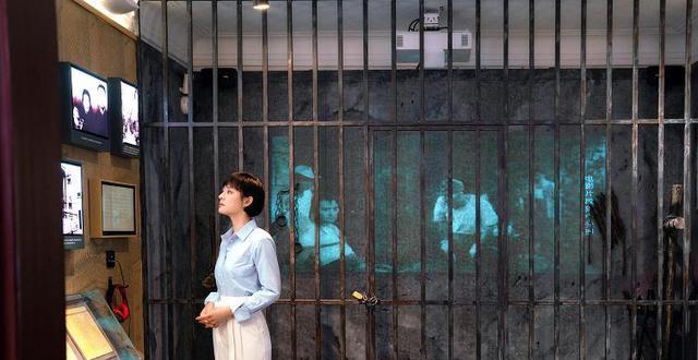 孙俪|孙俪形象大变！穿白裙参加活动太罕见，身着露肩裙尽显自信和优雅