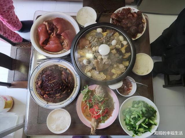 蔬菜|兄妹5个晒年夜饭,职业不同,差距也太大了,第2桌“好心酸”!