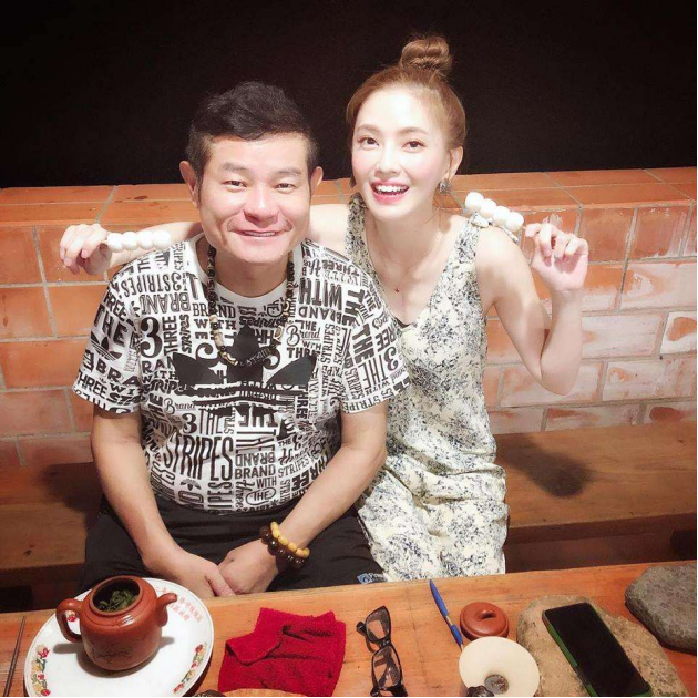 许效舜|男星自曝命好娶小24岁老婆，女方想拼三胎，网友：有钱就不缺娇妻