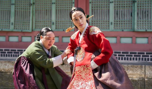 |52岁金惠秀变身一国之母，帮儿子擦屁股，导演都跪着彩排