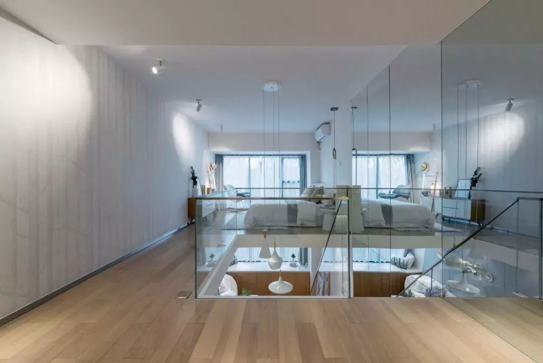 61㎡的loft复式,不仅有宽敞书房,二层卧室还有超大落地窗,完美