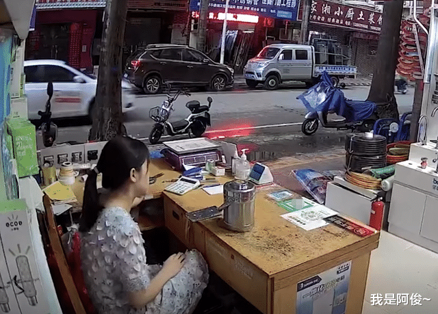 广东一女子看店被一声巨响吓坏,以为是高空抛物,定睛一看是树叶